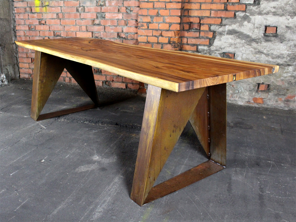 Timberty-Tisch-mit-gerostetem-Untergestell-im-Industrial-Design